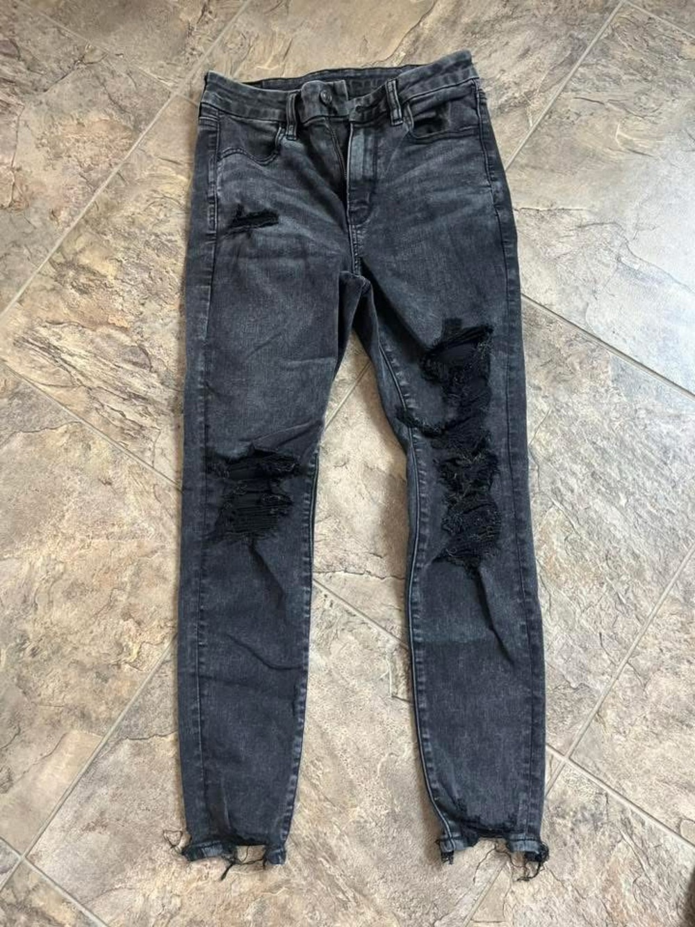 American Eagle Outfitters Black Distressed High-Rise Jeans size 6 SHORT